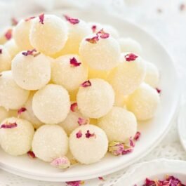 Coconut Ladoo | Nariyal Laddu | Nariyal ke laddu | kobbari laddu | coconut laddu from Bihar online (1 kg)